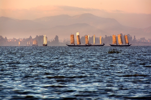 韦嘉萍13708459730《扬帆碧波间》