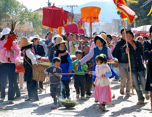 周明清13888386372《春光融融闹正月》