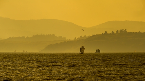 朱晓榆13808737256《斜阳下的渔舟》