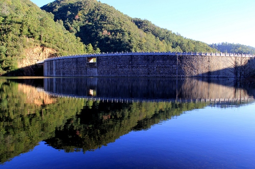 李有龙15887273298《高山平湖》