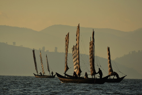 段迪曦《迎着朝霞出海的晋宁渔民》电话：13888788399