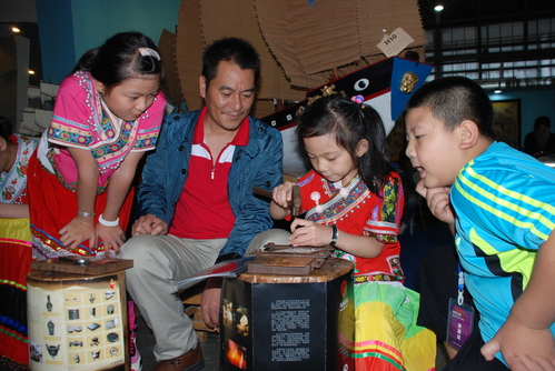 黄丽萍《专心的小小传承人》13759423709