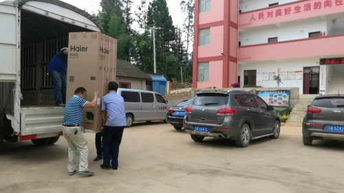 晋宁市管拘留样冰箱送客堂强化食品安全1