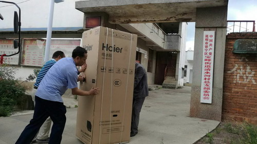 晋宁市管拘留样冰箱送客堂强化食品安全2