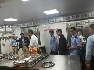市食药局对古滇欢乐世界餐饮食品安全进行指导