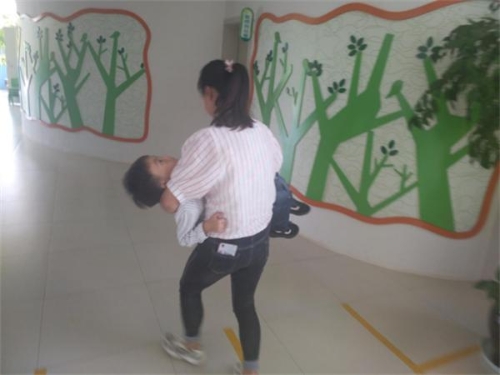 晋宁区市场监管局六街所组织镇中心幼儿园开展食品安全应急演练4