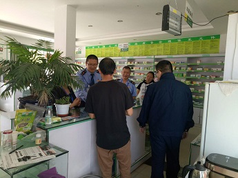 六街开展计生避孕药具市场清理检查1