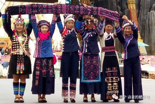 裙裾飞扬 民族时尚赛装带来强劲“民族风”4