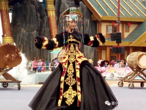 裙裾飞扬 民族时尚赛装带来强劲“民族风”3