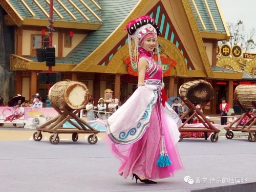 裙裾飞扬 民族时尚赛装带来强劲“民族风”2