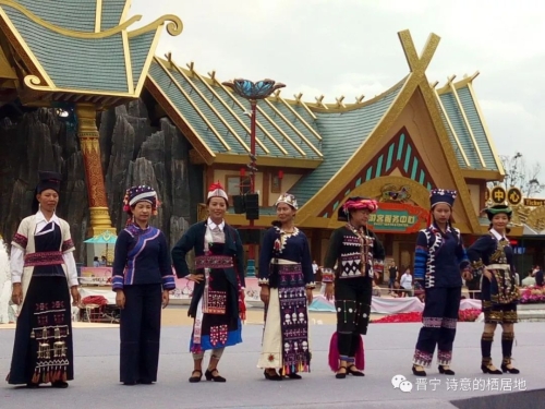 裙裾飞扬 民族时尚赛装带来强劲“民族风”1