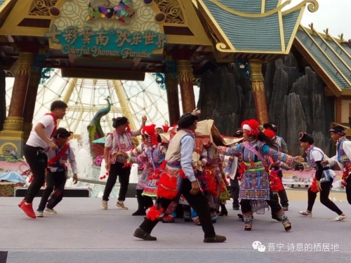 裙裾飞扬 民族时尚赛装带来强劲“民族风”6