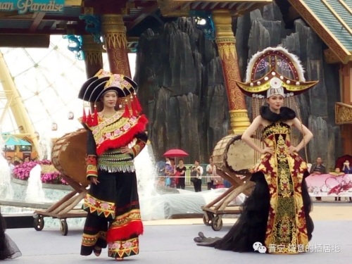 裙裾飞扬 民族时尚赛装带来强劲“民族风”11