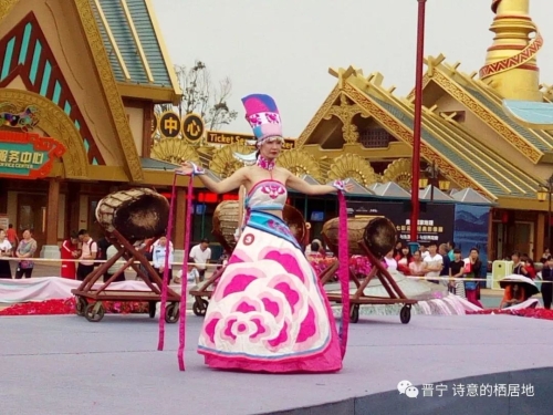 裙裾飞扬 民族时尚赛装带来强劲“民族风”10