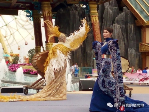 裙裾飞扬 民族时尚赛装带来强劲“民族风”9