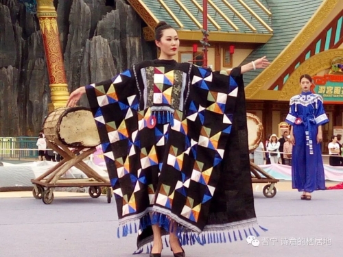 裙裾飞扬 民族时尚赛装带来强劲“民族风”12