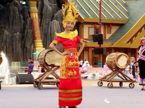 裙裾飞扬 民族时尚赛装带来强劲“民族风”13