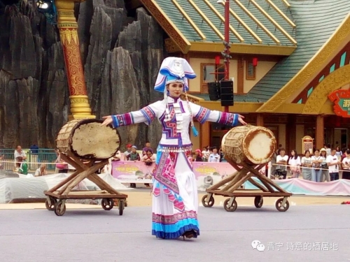 裙裾飞扬 民族时尚赛装带来强劲“民族风”25