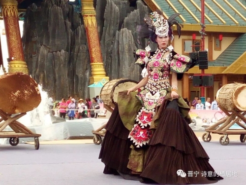 裙裾飞扬 民族时尚赛装带来强劲“民族风”24