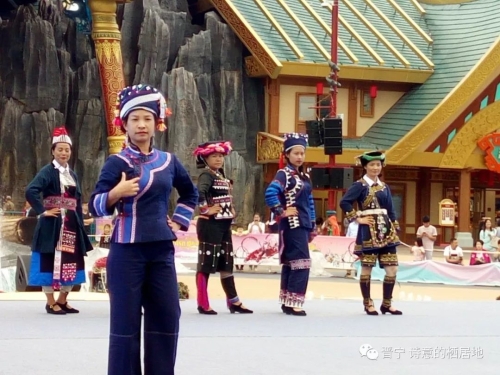 裙裾飞扬 民族时尚赛装带来强劲“民族风”23