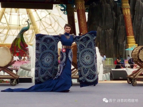 裙裾飞扬 民族时尚赛装带来强劲“民族风”22