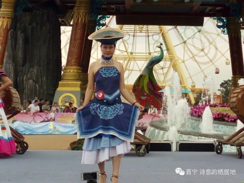 裙裾飞扬 民族时尚赛装带来强劲“民族风”19