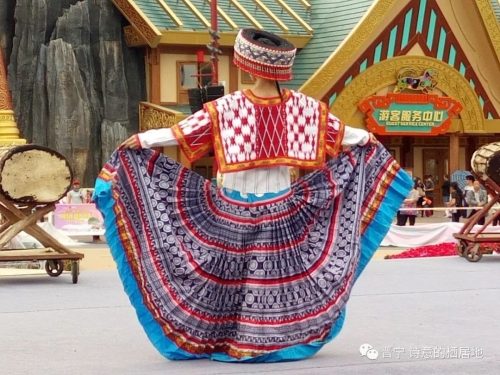 裙裾飞扬 民族时尚赛装带来强劲“民族风”18