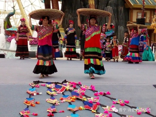 裙裾飞扬 民族时尚赛装带来强劲“民族风”16