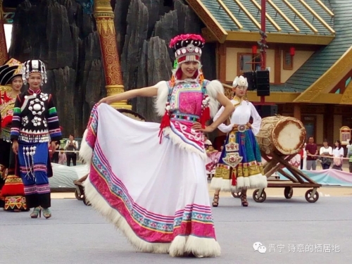 裙裾飞扬 民族时尚赛装带来强劲“民族风”15