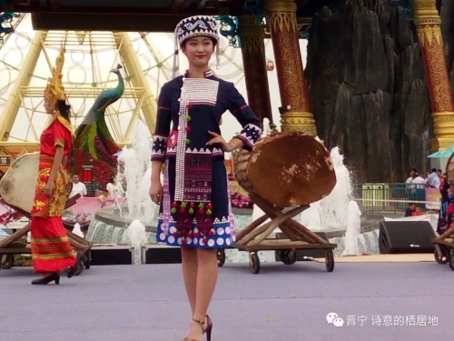 裙裾飞扬 民族时尚赛装带来强劲“民族风”14