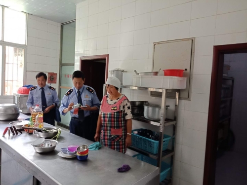 晋宁六部门齐抓共管校园及周边食品安全1