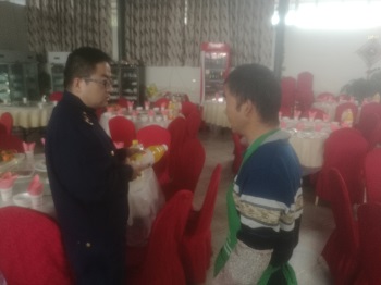 六街市场监管所开展食品安全专项整治“回头看”行动