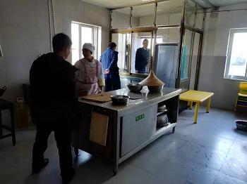 六街市场监管所开展食品安全专项整治“回头看”行动 1