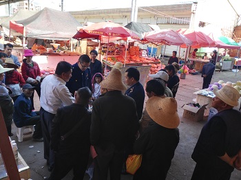 六街市场监管所取缔一销售自制眼药水摊点