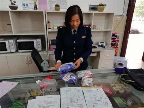 晋宁区市场监管局开展校园周边“五毛食品”专项整治1