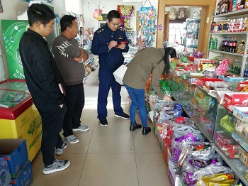 晋宁区市场监管局六街所开展问题“辣条”专项检查1