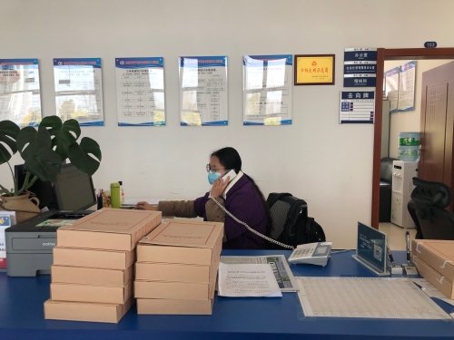 社保局工作人员线上办理业务1