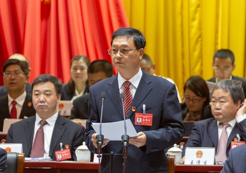 疫情防控中的区人代会劲吹节俭高效会议新风2