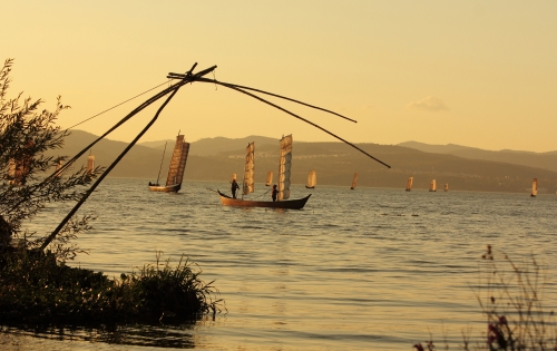 1-《晚归》张朝成13619636109拍摄时间.2016年10月16日地点.晋宁区新街乡.图片说明.渔民捕鱼归来。
