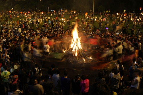 2-IMG_作者 高永能《火的旋律》拍摄时间2015.8.8 地点昆阳郑和文化广场 联系电话13708429165