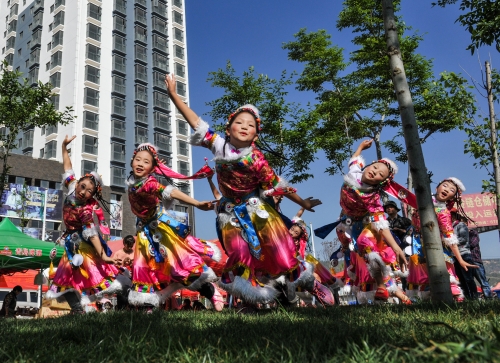 1-作品名称《雏鹰展翅》 作者：杨继武 年龄：53岁  QQ 980360313 拍摄时间：2017年4月9日 地点：下方古城  电话：13708470568 图片说明：演出之前小演员进行最后排练  该片只对亮度、对比度、饱和度做适度调整