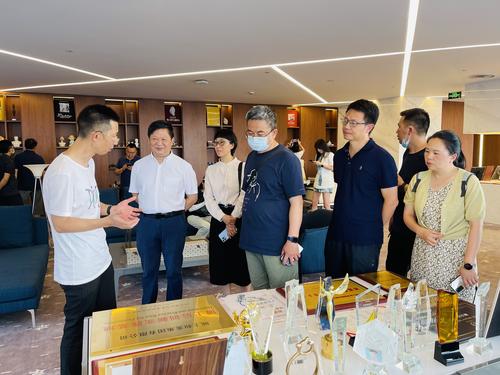 考察成都“东郊记忆”工业园区