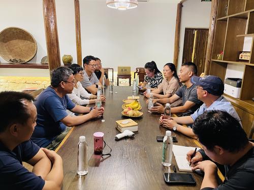 与莫干山仙潭村党总支书记沈蒋荣同志进行座谈交流