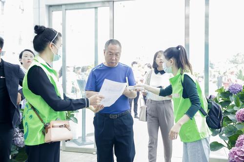 志愿者落实防疫工作(1)