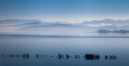 水墨南滇 土春荣 冬日早晨，从滇池西岸眺望滇池，黛眉远山水波不兴，犹如担当笔下的画卷，空阔辽远。
