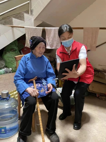 图片：上门为高龄老人办卡