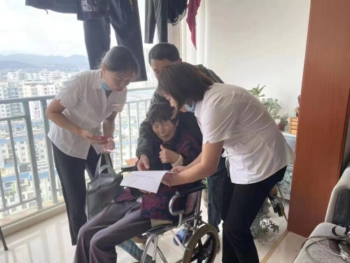 图片：上门为行动不便群众办理社保卡