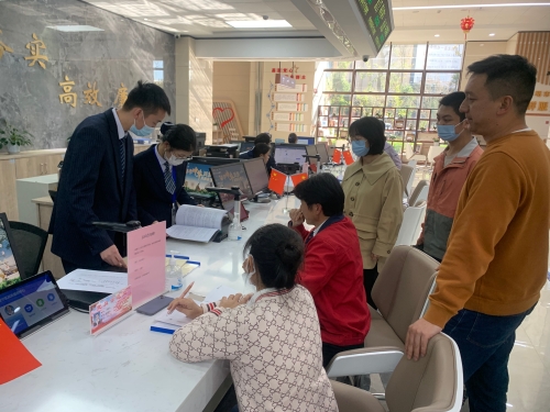 晋宁区应急管理局陪同企业人员到政务服务中心办理应急预案备案