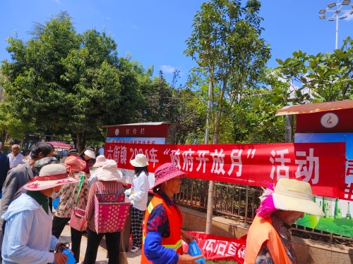 2024.9.26六街镇在文体广场开展“政府开放月”活动