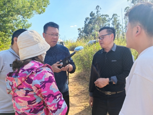 指导组对采集终端设备进行查看